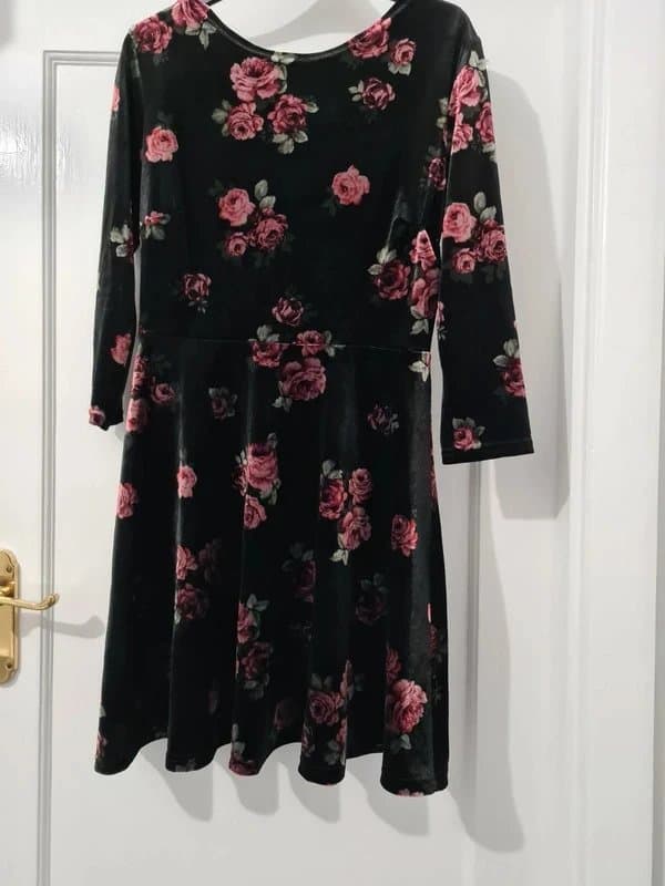 New Look Black flared velvet rose print knee-length dress