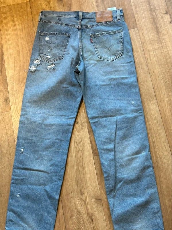 Levis Levi’s cute ripped jeans