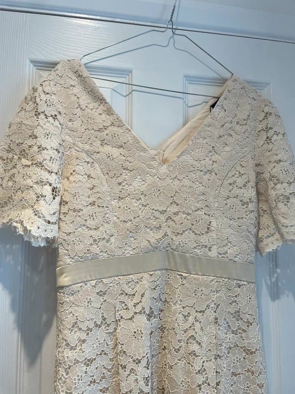 Lola Beautifull fully lined lace dress, perfect fir Special Occasion. Size M