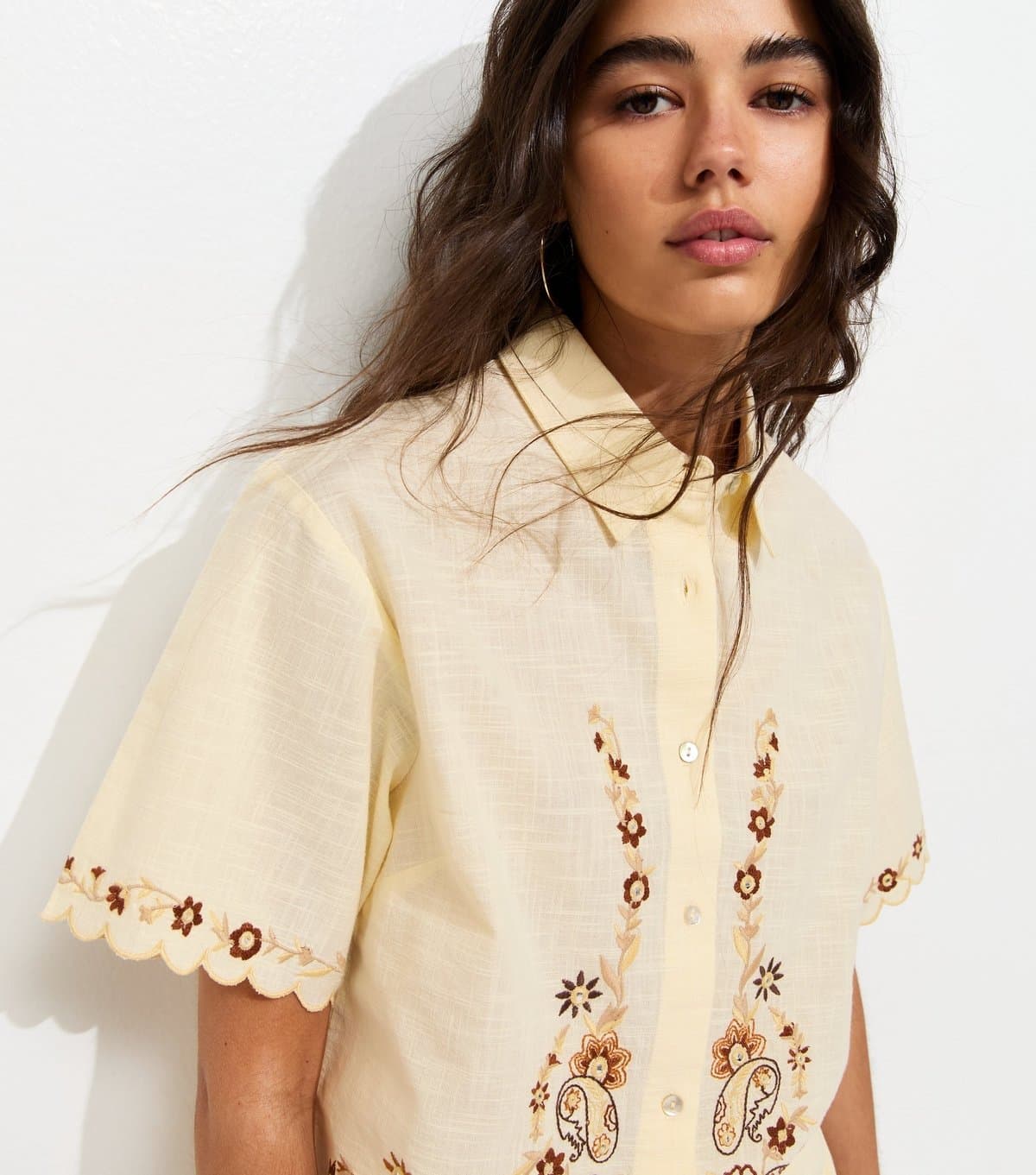 New Look Women's Cream Cotton Floral Embroidered Cropped Shirt New Look