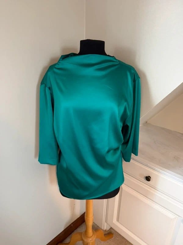 ASOS Design ASOS Design Elegant Emerald Green Silky Blouse with Back Tie Detail Size 16 - 1