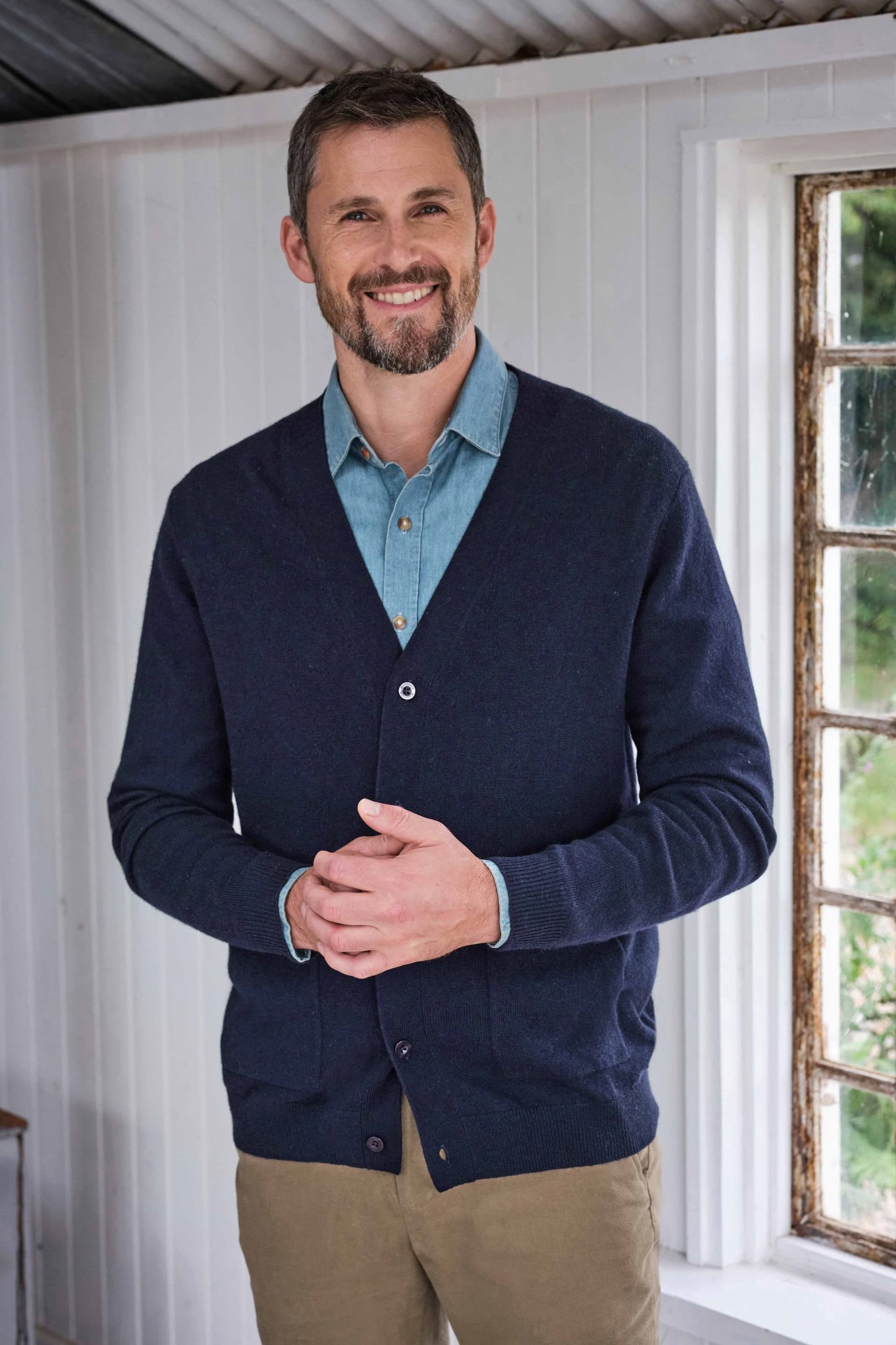 WoolOvers WoolOvers Men's Cashmere & Merino V Neck Cardigan in Dark Navy