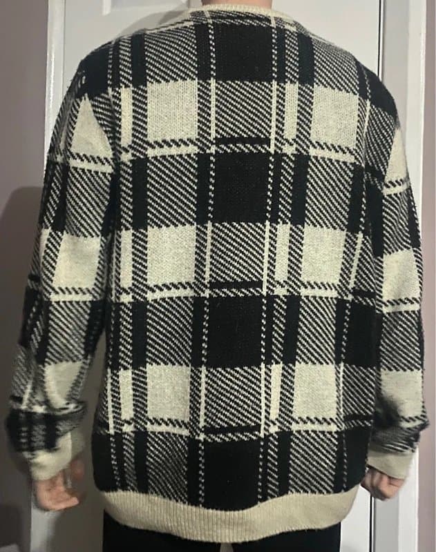 New Look Men’s knitted black and white plaid pattern jumper