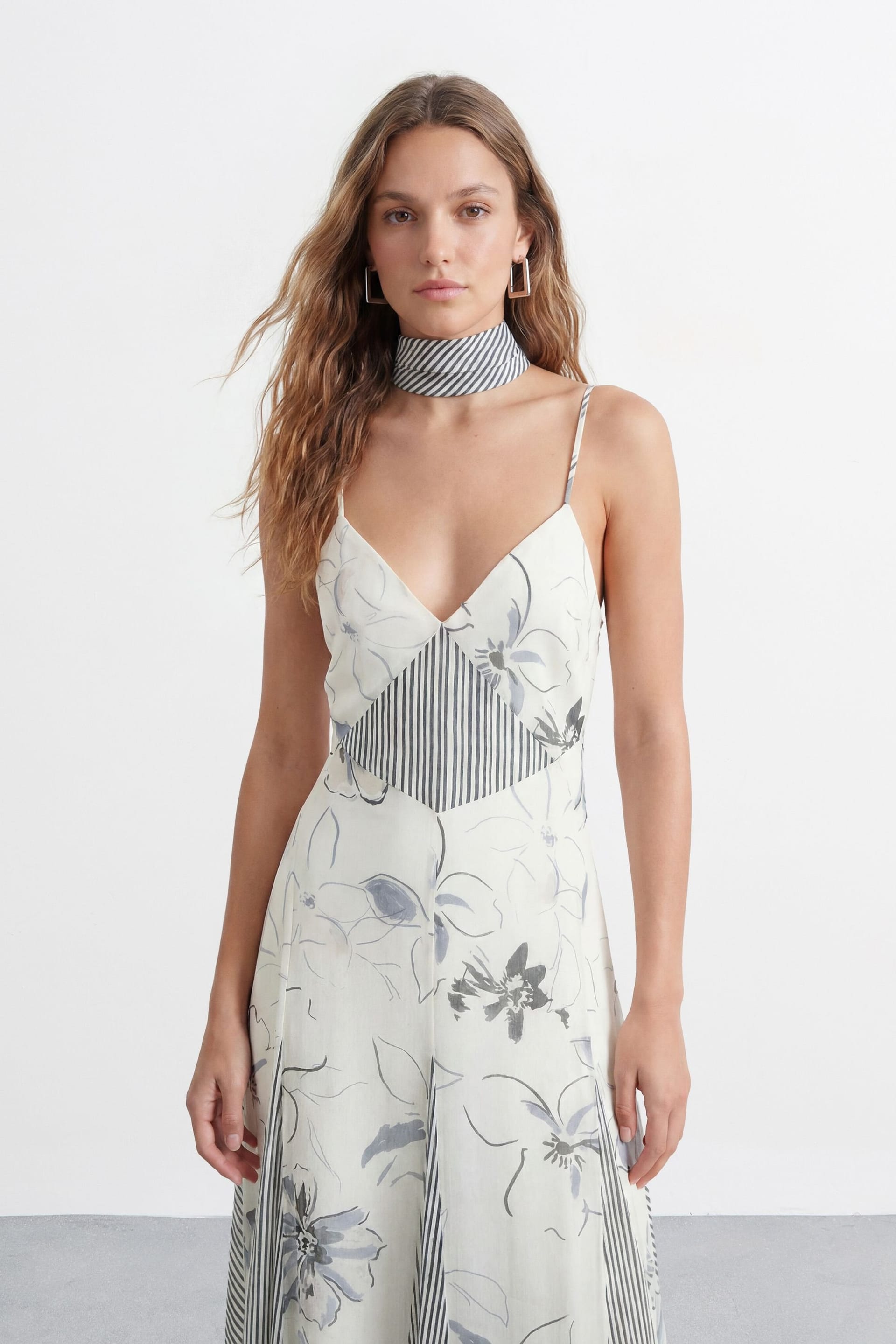 Warehouse Warehouse Women's Print Mix Tie Neck Chiffon Panelled Maxi Dress in Mono - 4