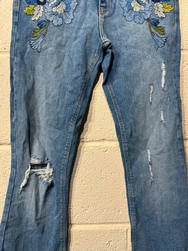 Zara Zara Trafaluc Women's Jeans Denim Light Wash Embroidered Flowers floral Raw Hem size 38 (10)