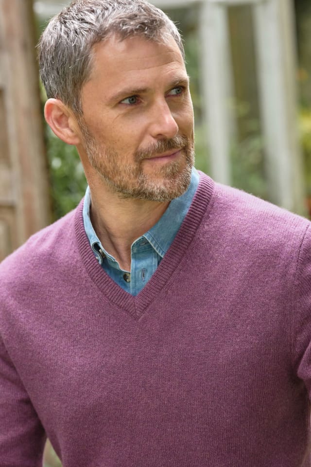 WoolOvers WoolOvers Men's Mens 100% Lambswool V Neck Jumper in Plum - 2