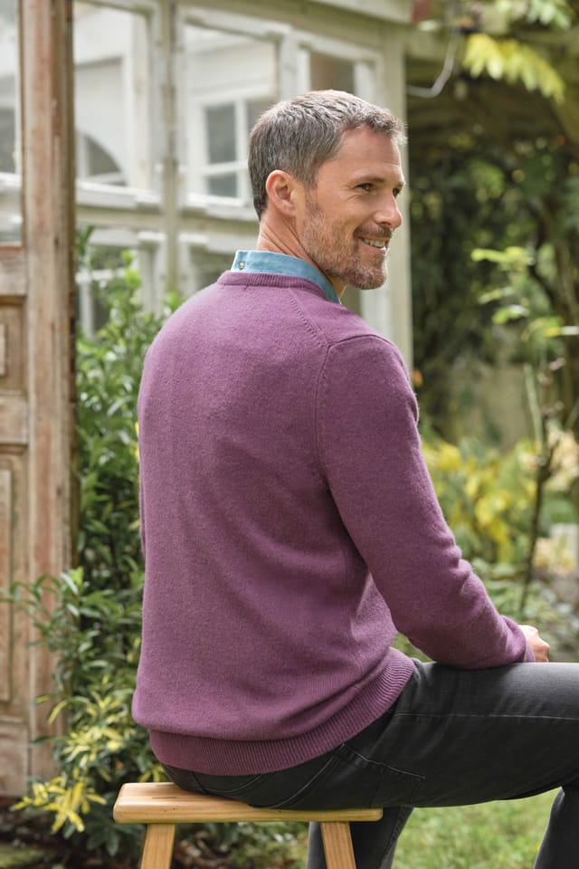 WoolOvers WoolOvers Men's Mens 100% Lambswool V Neck Jumper in Plum - 3