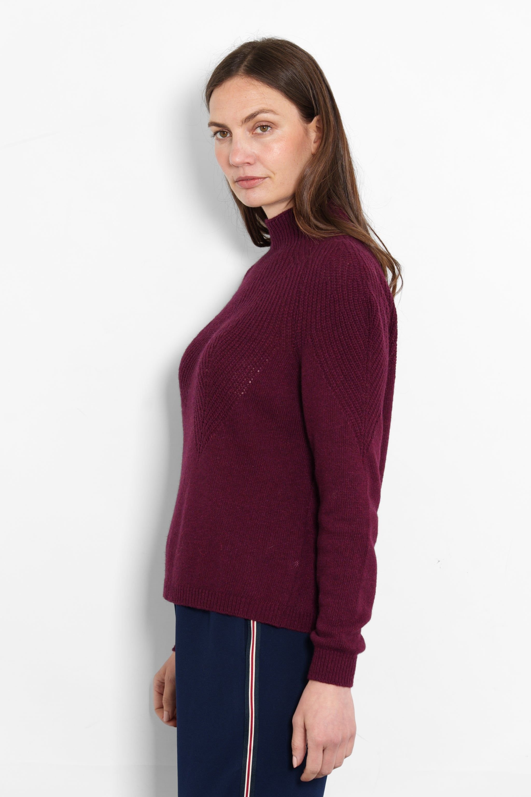 Sarta Sarta Women's Mallory Cashmere Blend Ribbed Knitted Jumper in Burgundy - 2