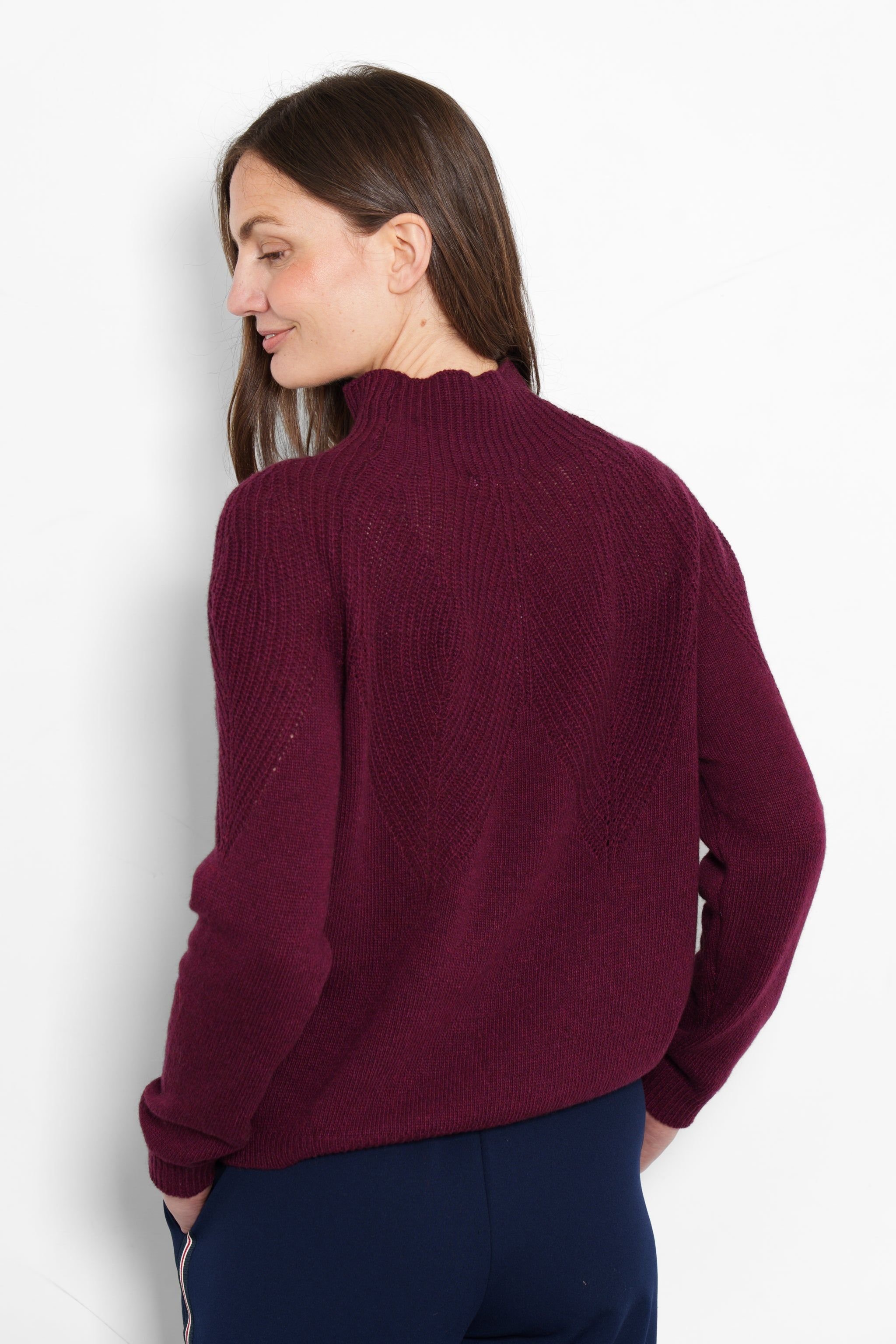 Sarta Sarta Women's Mallory Cashmere Blend Ribbed Knitted Jumper in Burgundy - 3