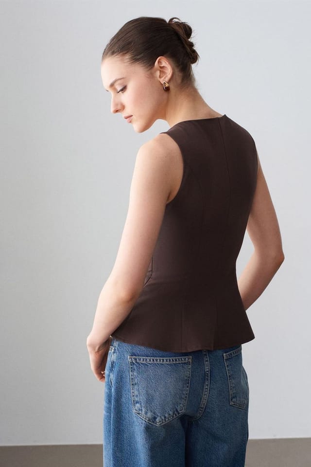 Dilvin Dilvin Women's Fitted Sleeveless Crepe Peplum Blouse in Chocolate - 2