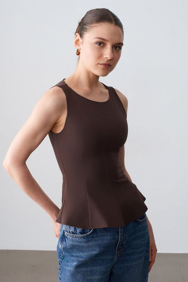Dilvin Dilvin Women's Fitted Sleeveless Crepe Peplum Blouse in Chocolate - 3