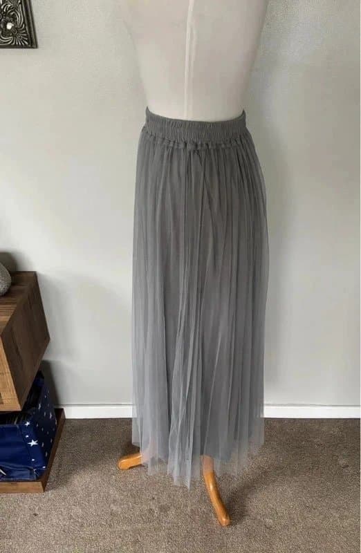 earth music & ecology Earth Music & Ecology grey tulle pleated midi skirt - size 8-10