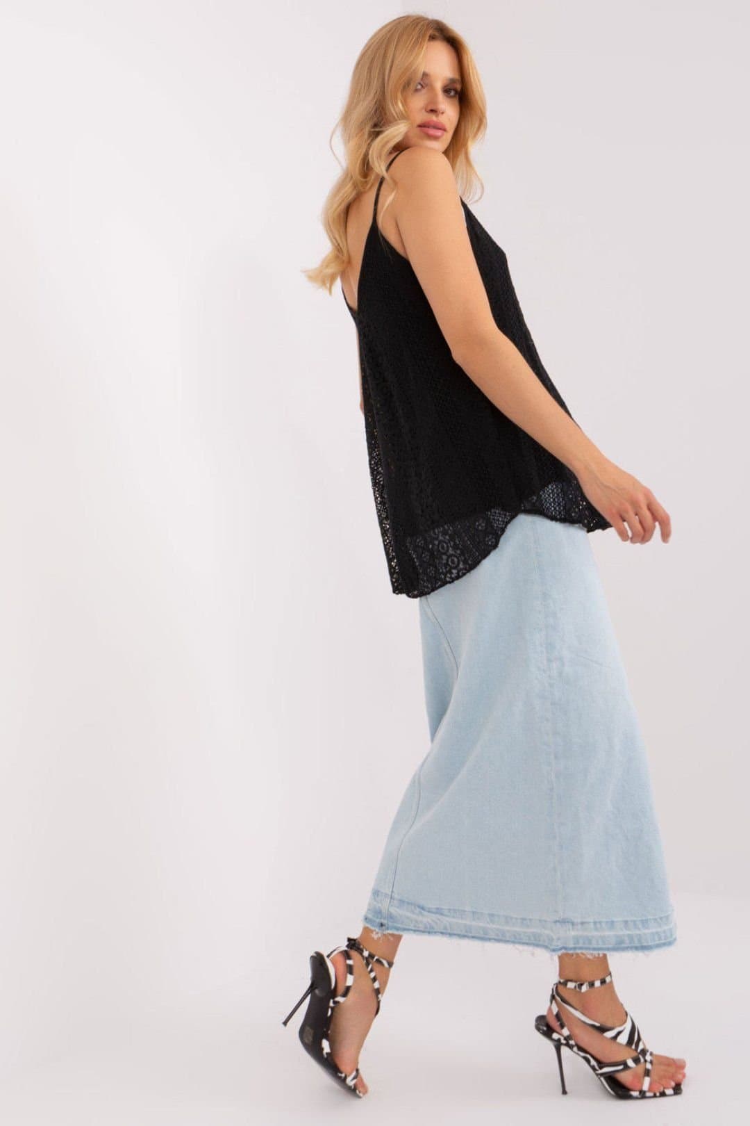 Love Lace Love Lace Women's Lined Lace Sweetheart Neckline Top in Black