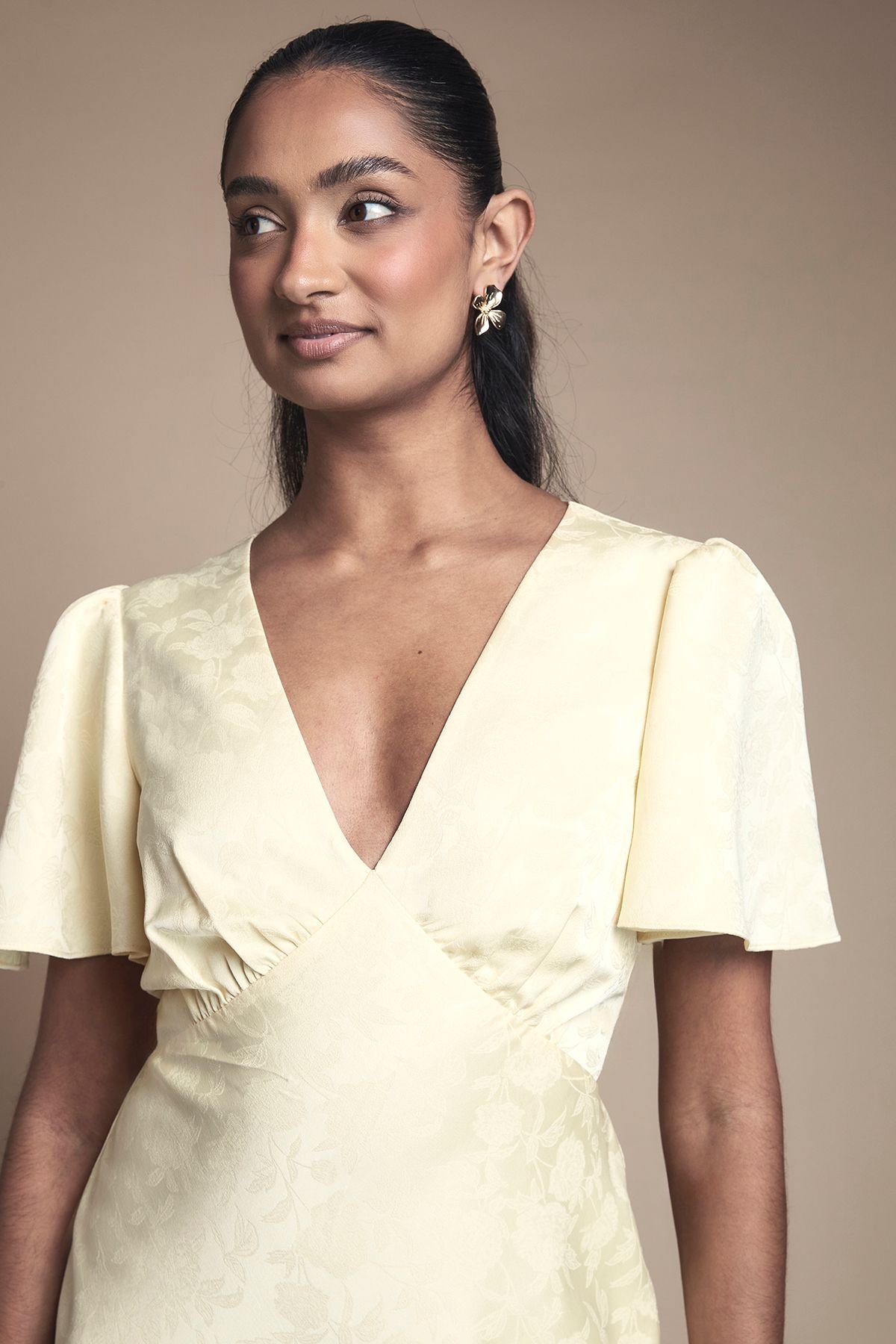 Oasis Oasis Women's Angel Sleeve Satin Jacquard Bridesmaid Maxi Dress in Butter - 4