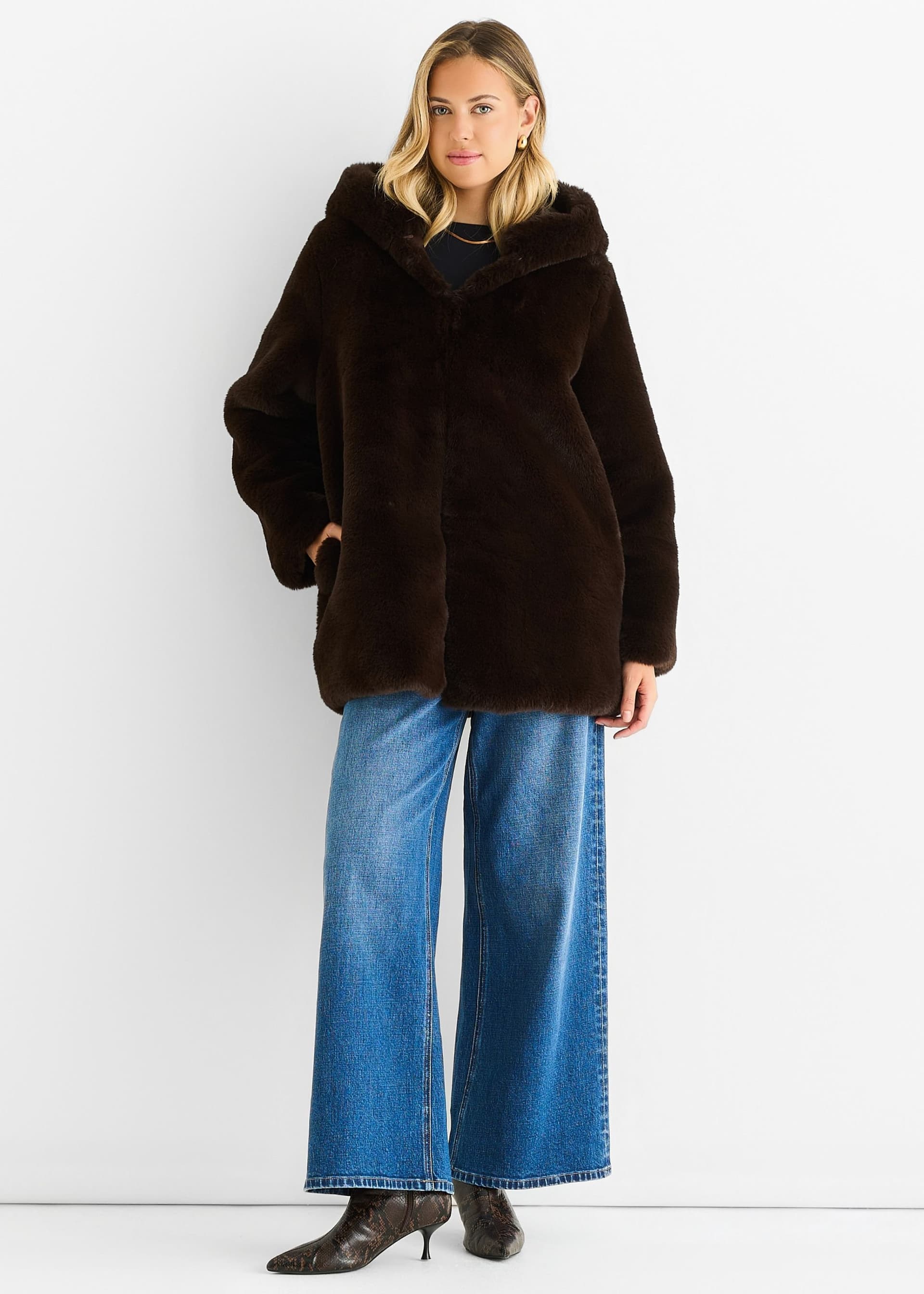 Gini London Gini London Women's Chocolate Hooded Long Sleeve Faux Fur Jacket