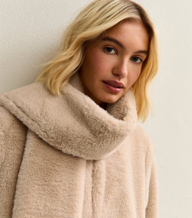 New Look Women's Cream Faux Fur Jacket and Scarf Set New Look - 2