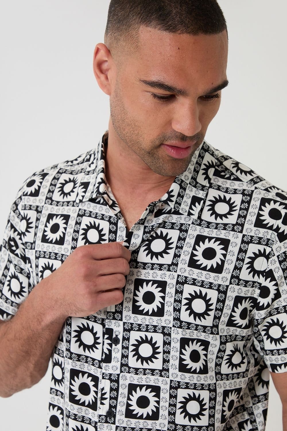 Threadbare Threadbare Men's Geometric Sun Print Short Sleeve Shirt in Black - 4