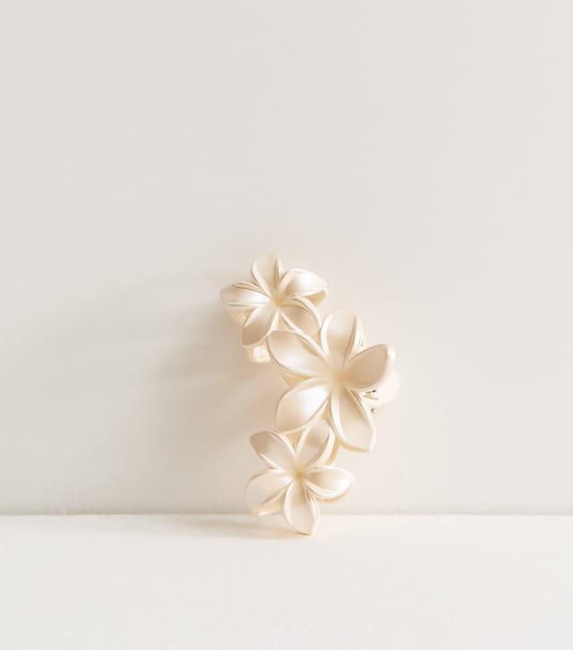 New Look Cream Tropical Flower Cluster Hair Claw Clip New Look - 2