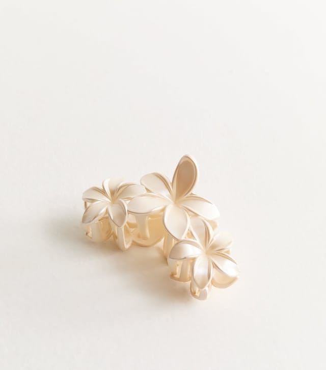 New Look Cream Tropical Flower Cluster Hair Claw Clip New Look - 3