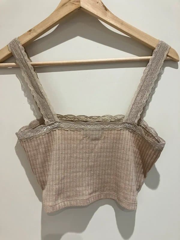 Topshop Women’s Topshop cream lace trim cropped chemise vest top. Size small.