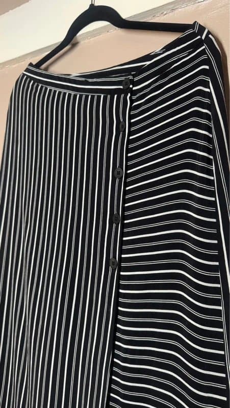 Warehouse Warehouse black & white striped midi skirt – size 12