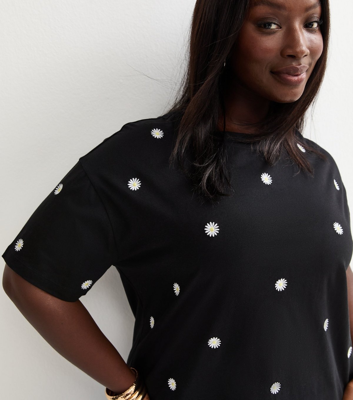 New Look Women's Plus Size Black Daisy Embroidered Boxy T-shirt Curves New Look - 2