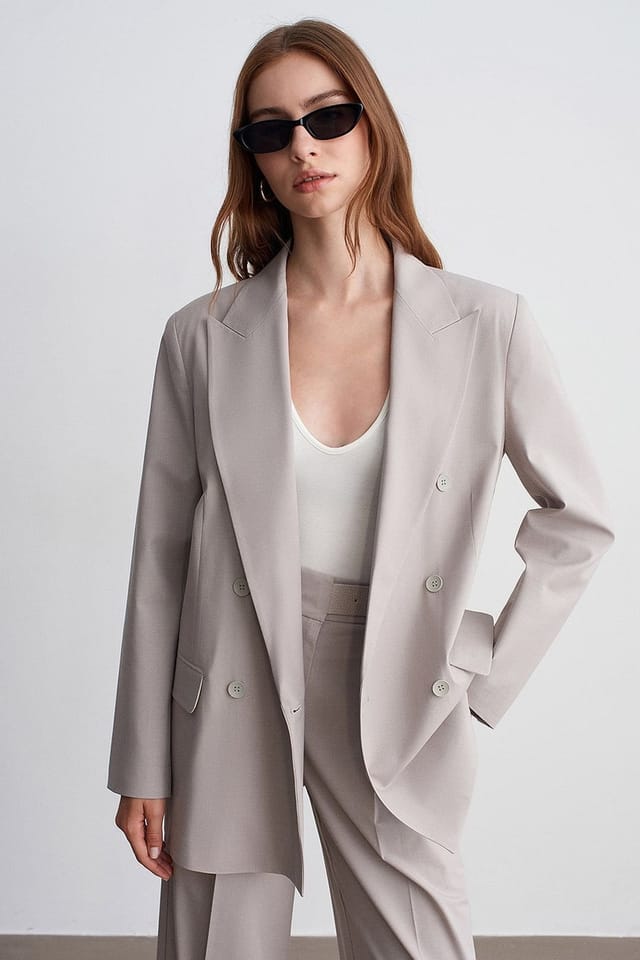 Dilvin Dilvin Women's Long Crepe Blazer With Shawl Collar in Light Grey - 3