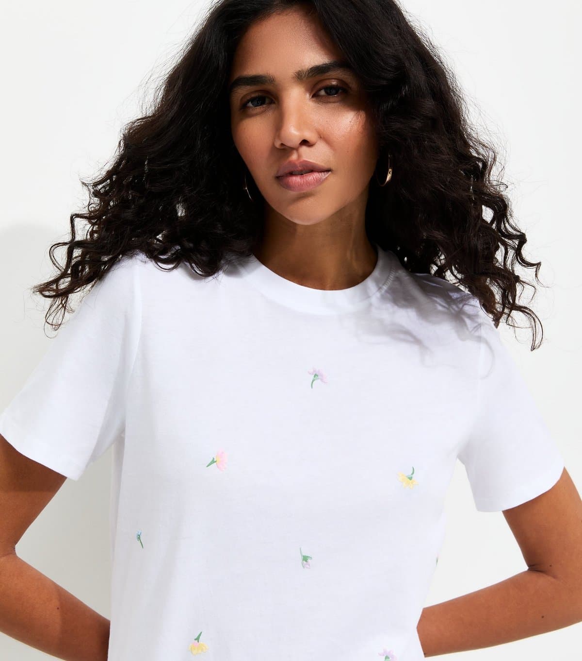 New Look Women's White Flower Bud Print Relaxed T-Shirt New Look
