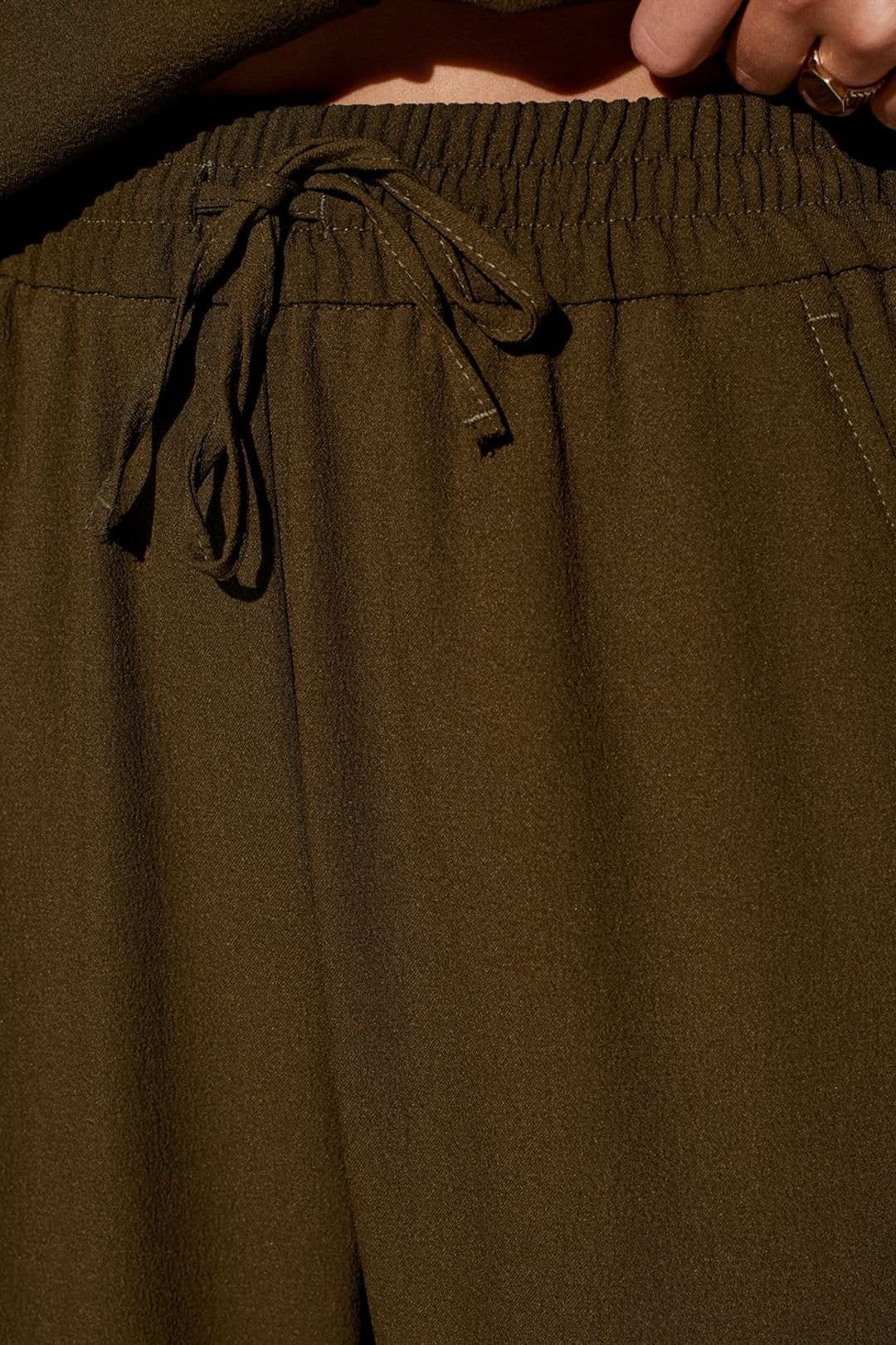 Dilvin Dilvin Women's Wide-Leg Crepe Trousers in Olive - 4