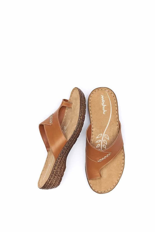 Moshulu Moshulu Women's 'Seville Classic 2' Toe-Loop Comfort Sandals in Tan - 2