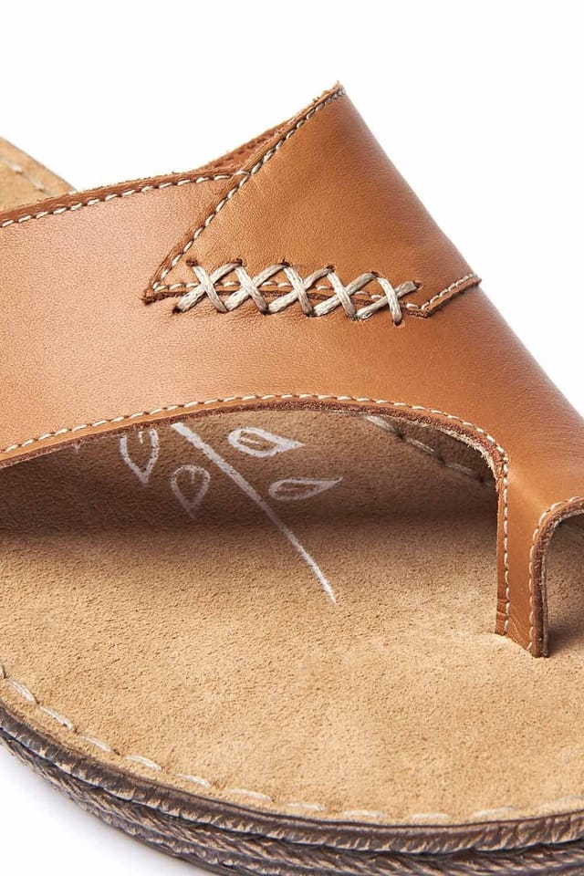 Moshulu Moshulu Women's 'Seville Classic 2' Toe-Loop Comfort Sandals in Tan - 3