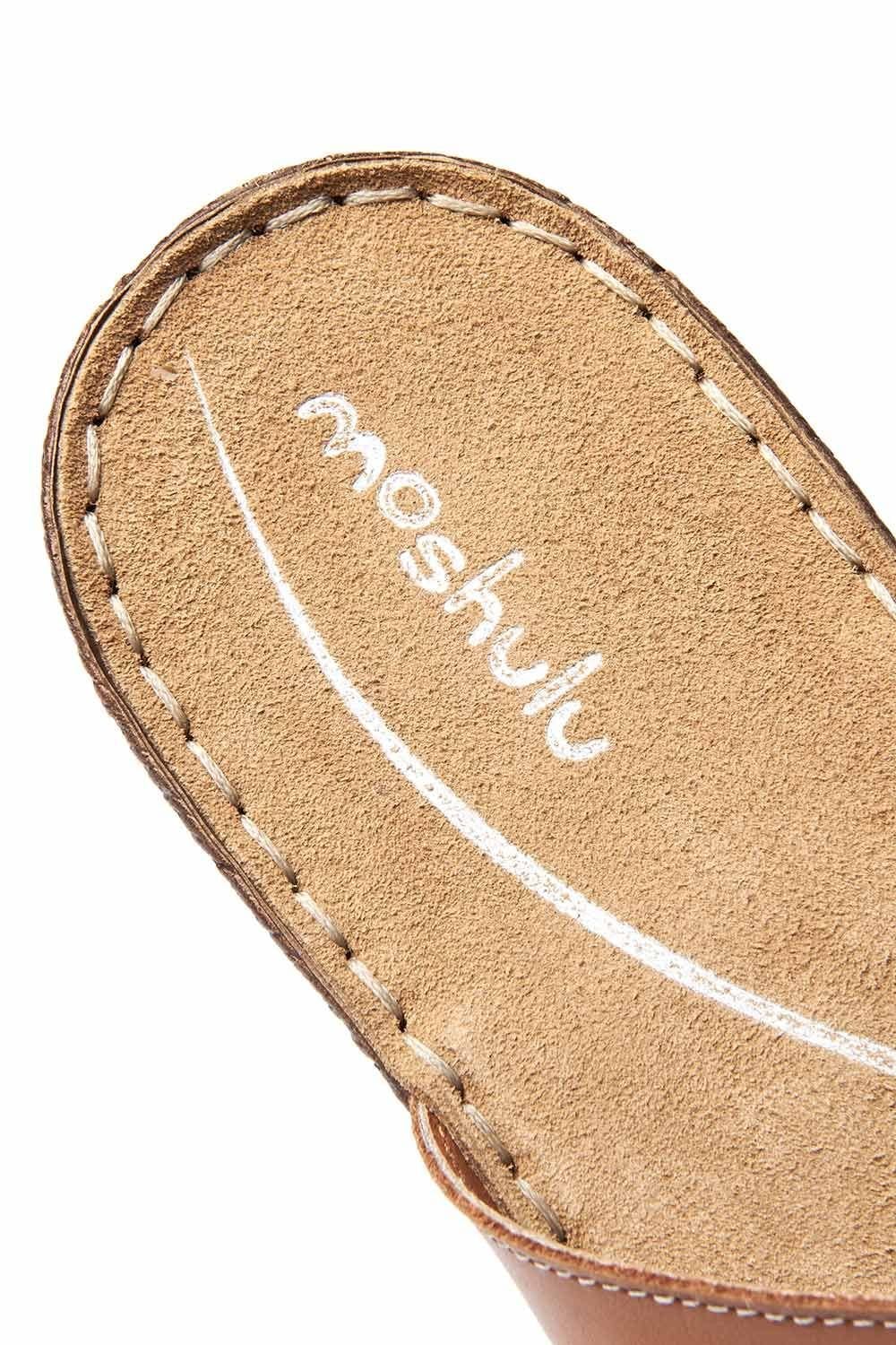 Moshulu Moshulu Women's 'Seville Classic 2' Toe-Loop Comfort Sandals in Tan - 4