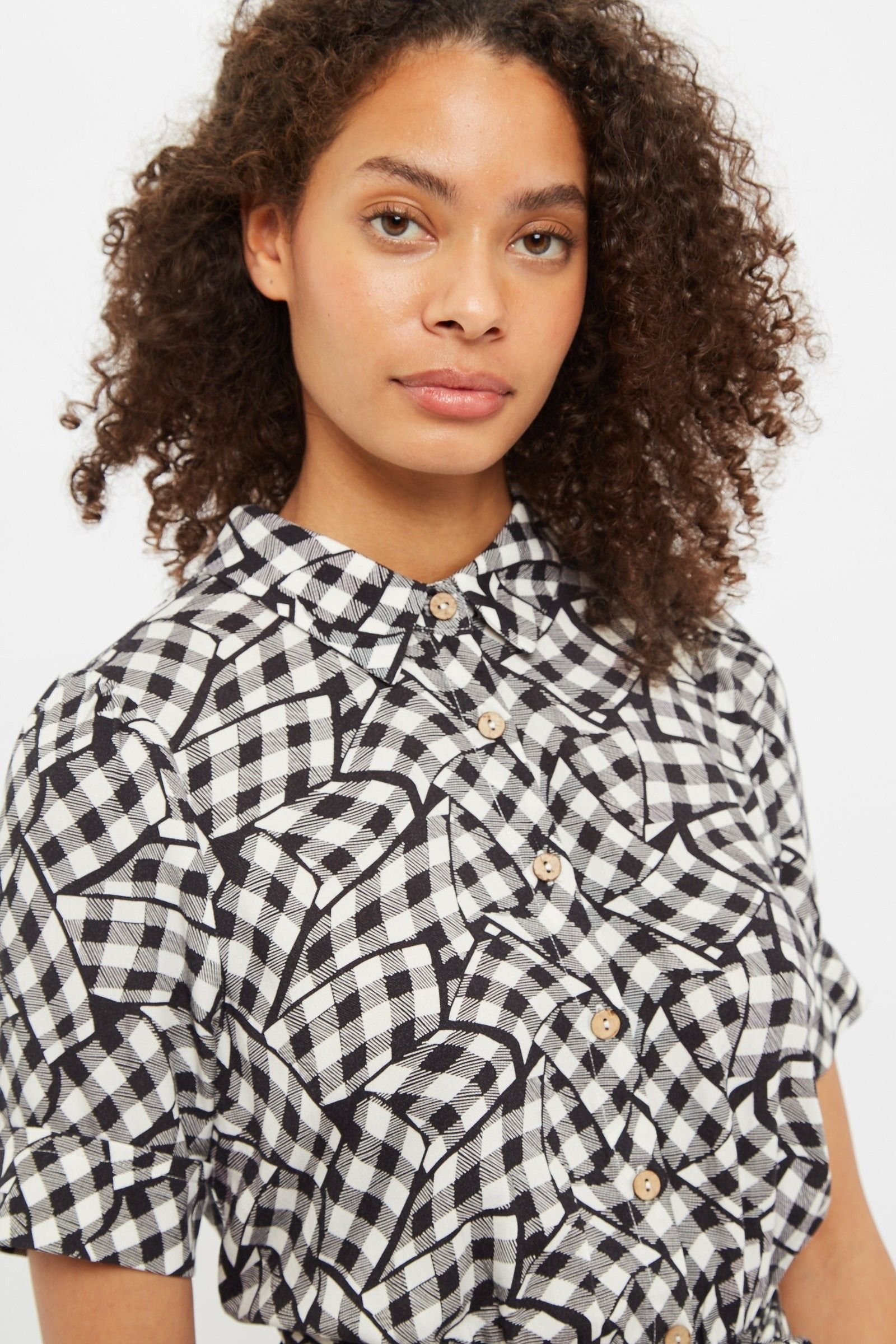 Louche Louche Women's Shauna Gingham Twist Print Short Sleeve Shirtdress in Black - 3