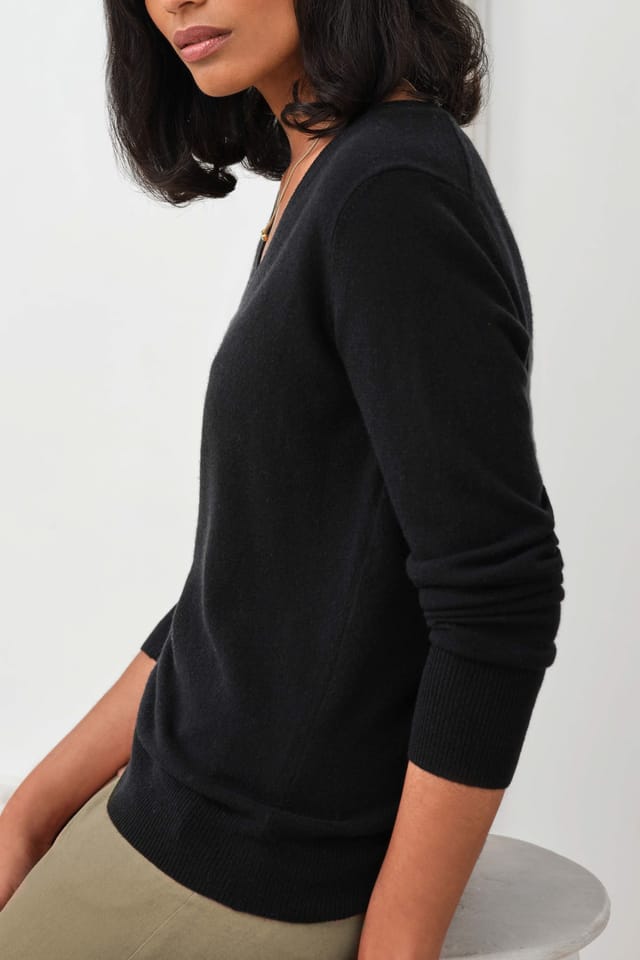 Pure Collection Pure Collection Women's Cashmere V Neck Sweater in Black - 3