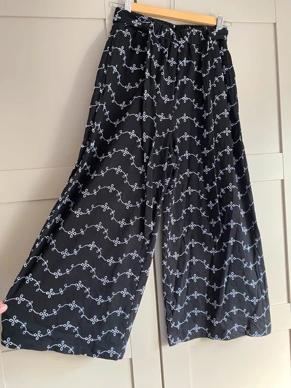ASOS Design ASOS design black embroidered cropped trousers