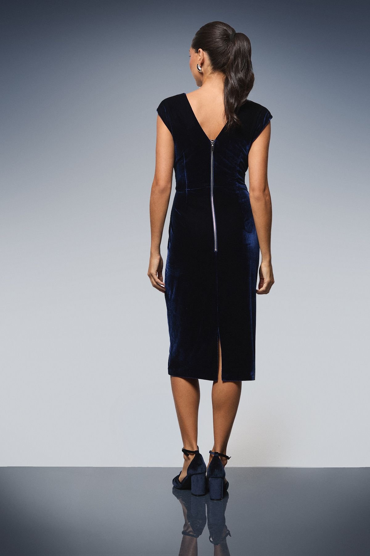 Wallis Wallis Women's Occasion Velvet Twist Pencil Dress in Navy - 3