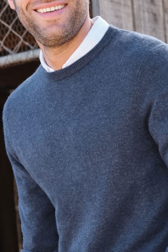 WoolOvers WoolOvers Men's Cashmere Merino Crew Neck Jumper in Dark Blue - 2
