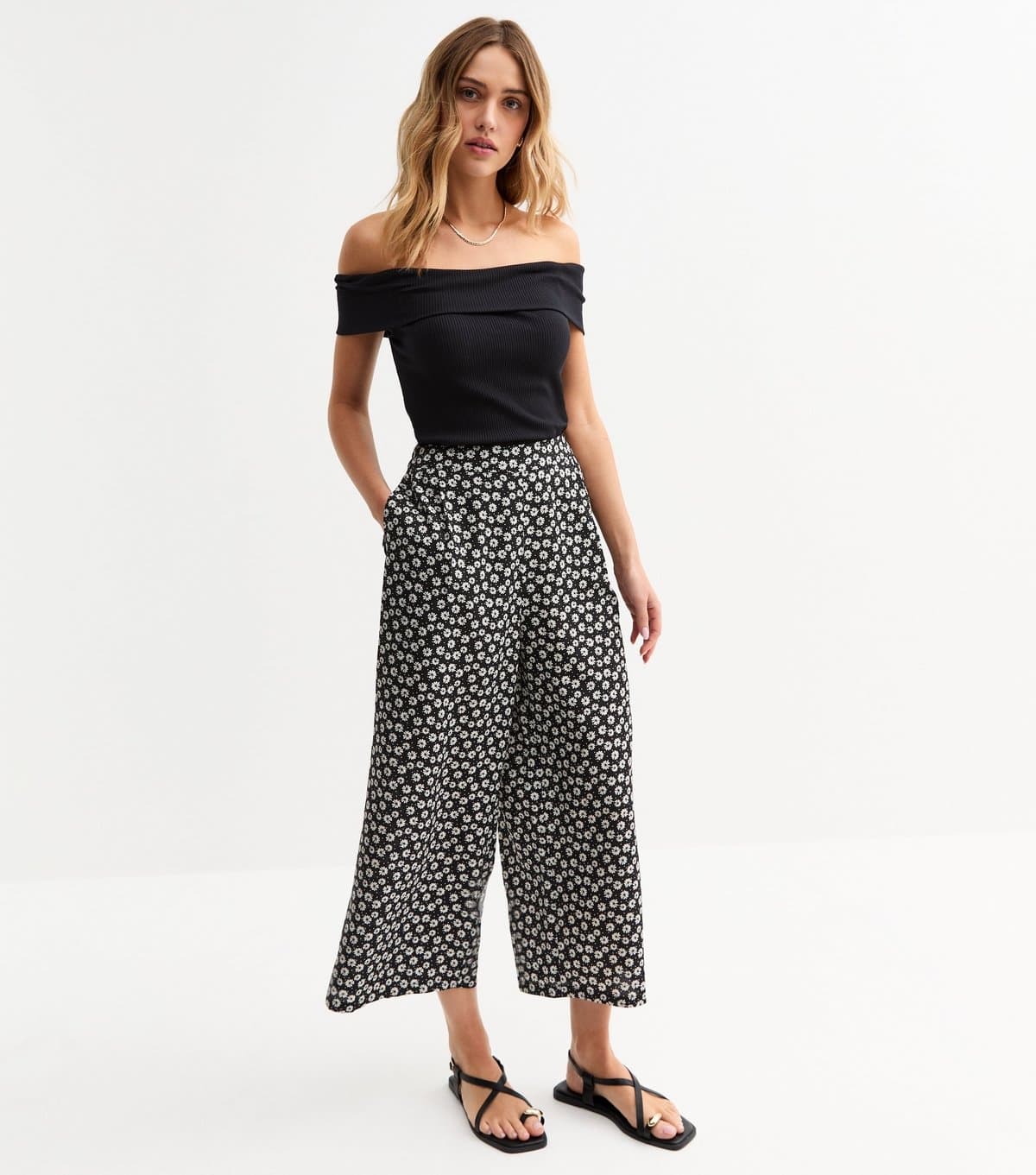 New Look Women's Black Floral Print Wide Leg Cropped Trousers New Look