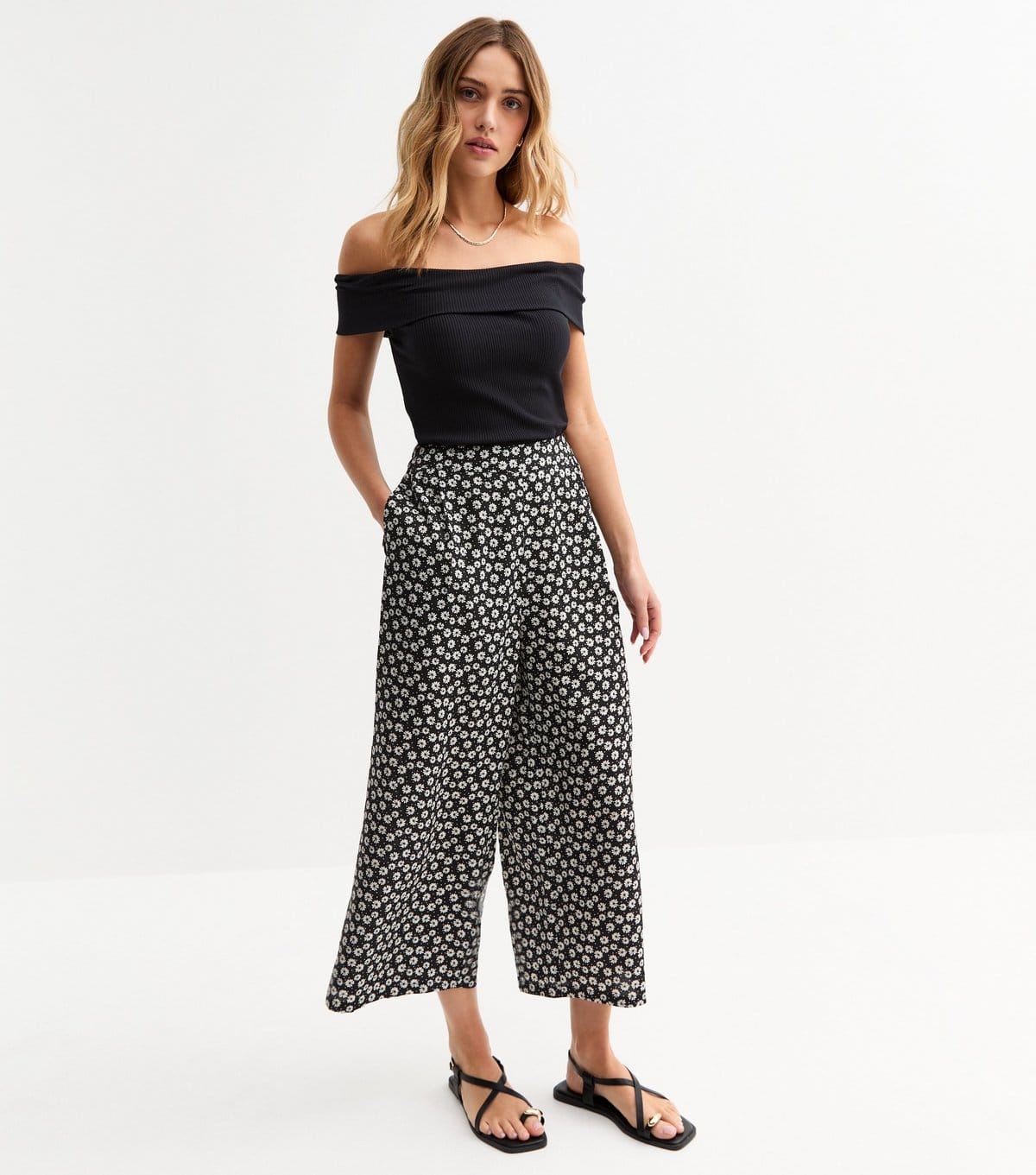 New Look Black Floral Print Wide Leg Cropped Trousers