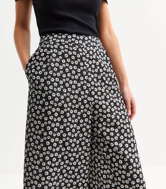 New Look Women's Black Floral Print Wide Leg Cropped Trousers New Look - 2