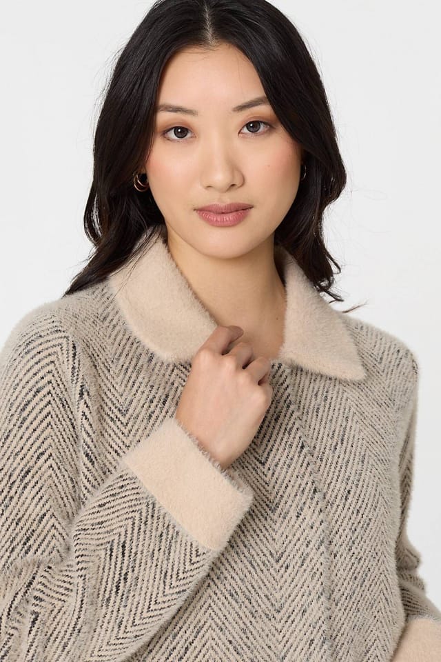Izabel London Izabel London Women's Chevron Texture Faux Fur Boxy Jacket in Beige - 2