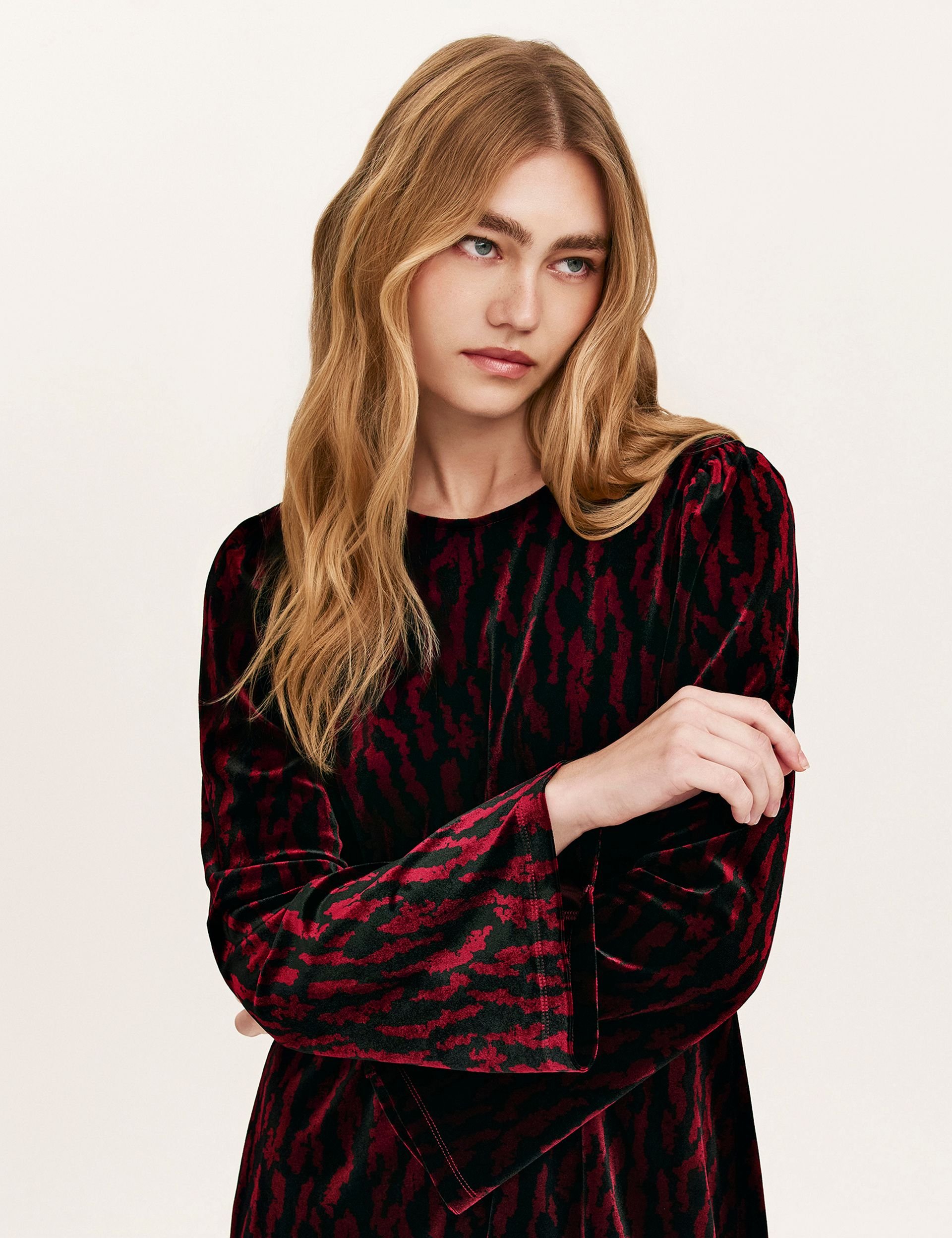 Finery London Finery London Women's Hattie Velvet Jersey Printed Dress in Wine - 2