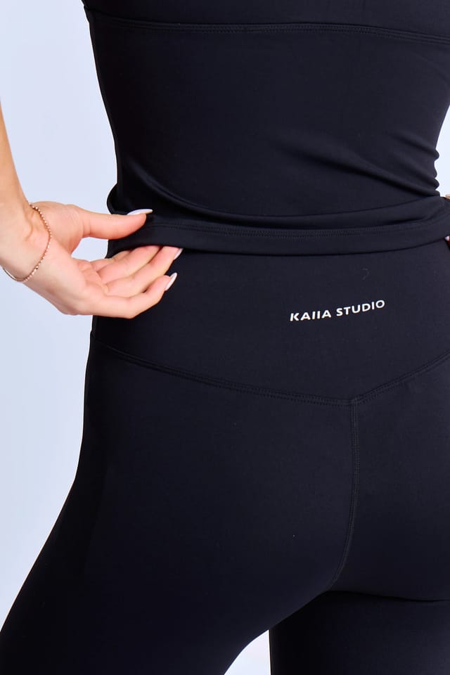 Kaiia Kaiia Sculpt Capri Leggings Black - 2