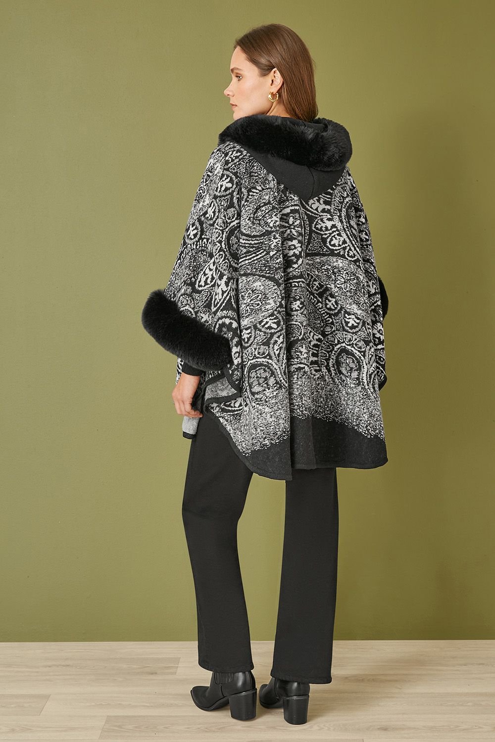 Yumi Yumi Women's Black Faux Fur Trim Cape With Paisley Print - 3
