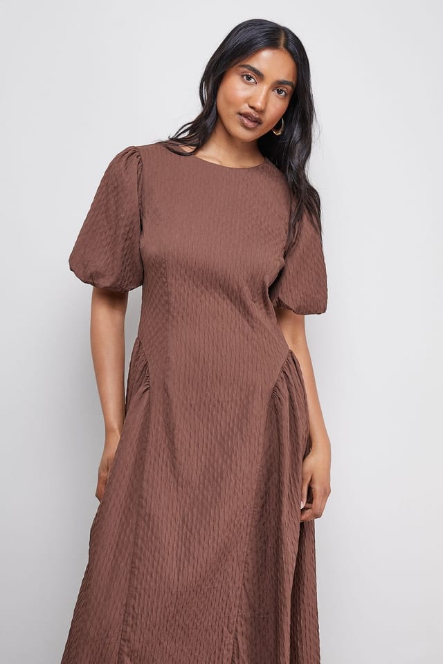 Warehouse Warehouse Women's Seersucker Organza Godet Side Puff Sleeve Midi Dress in Chocolate - 2