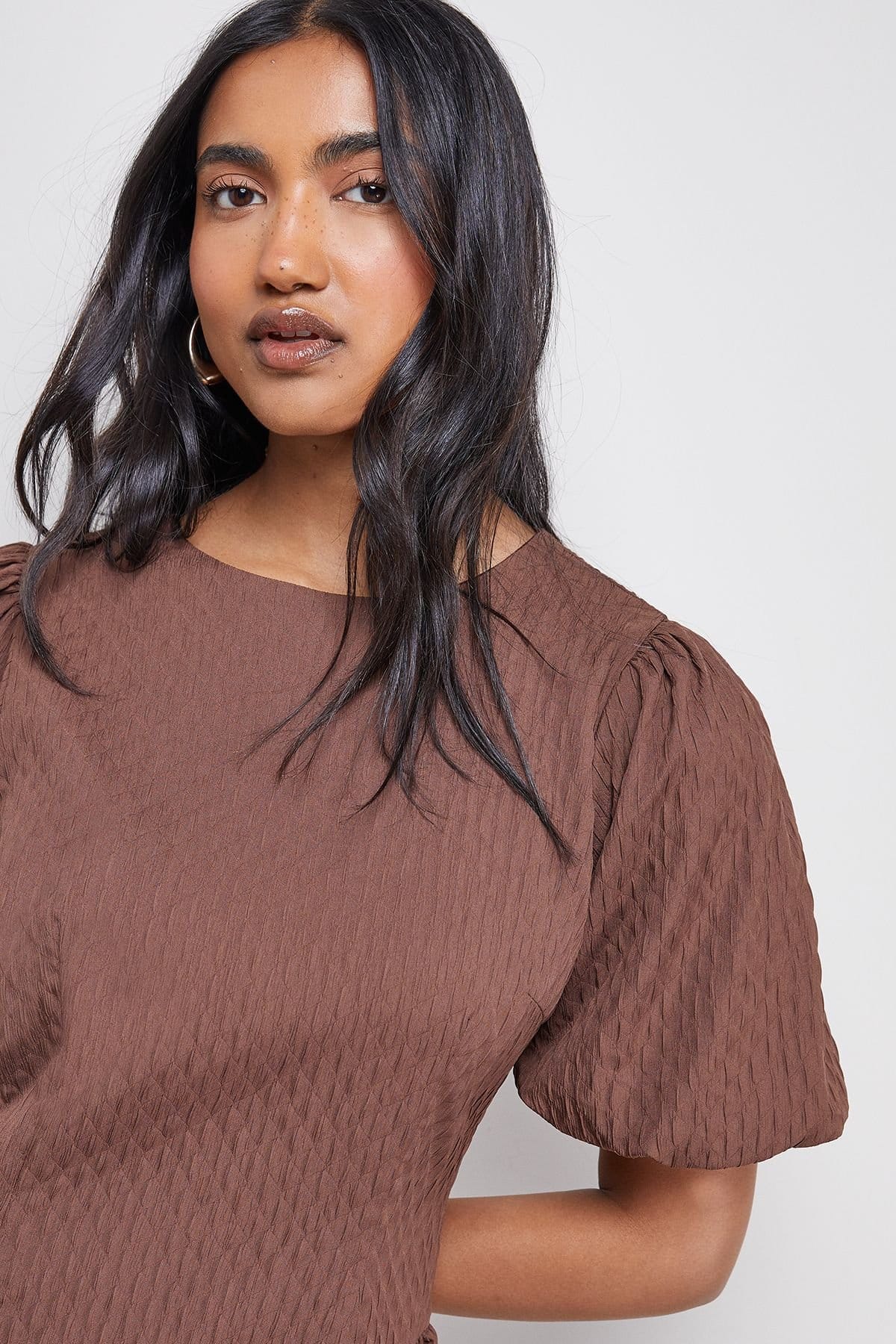 Warehouse Warehouse Women's Seersucker Organza Godet Side Puff Sleeve Midi Dress in Chocolate - 4