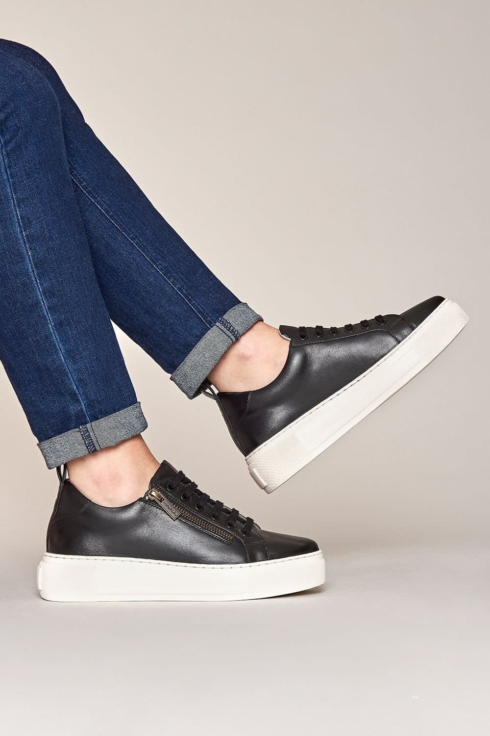 Moshulu Moshulu Women's 'Dawlish' Black Flatform Zip Trainers