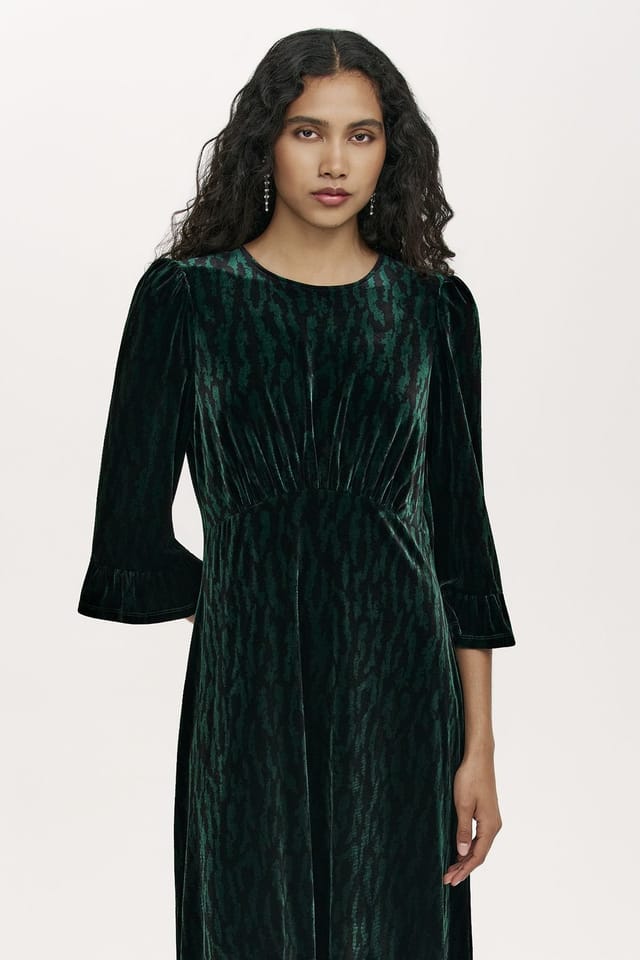 Finery London Finery London Women's Scarlett Velvet Midi Dress in Bottle Green - 2