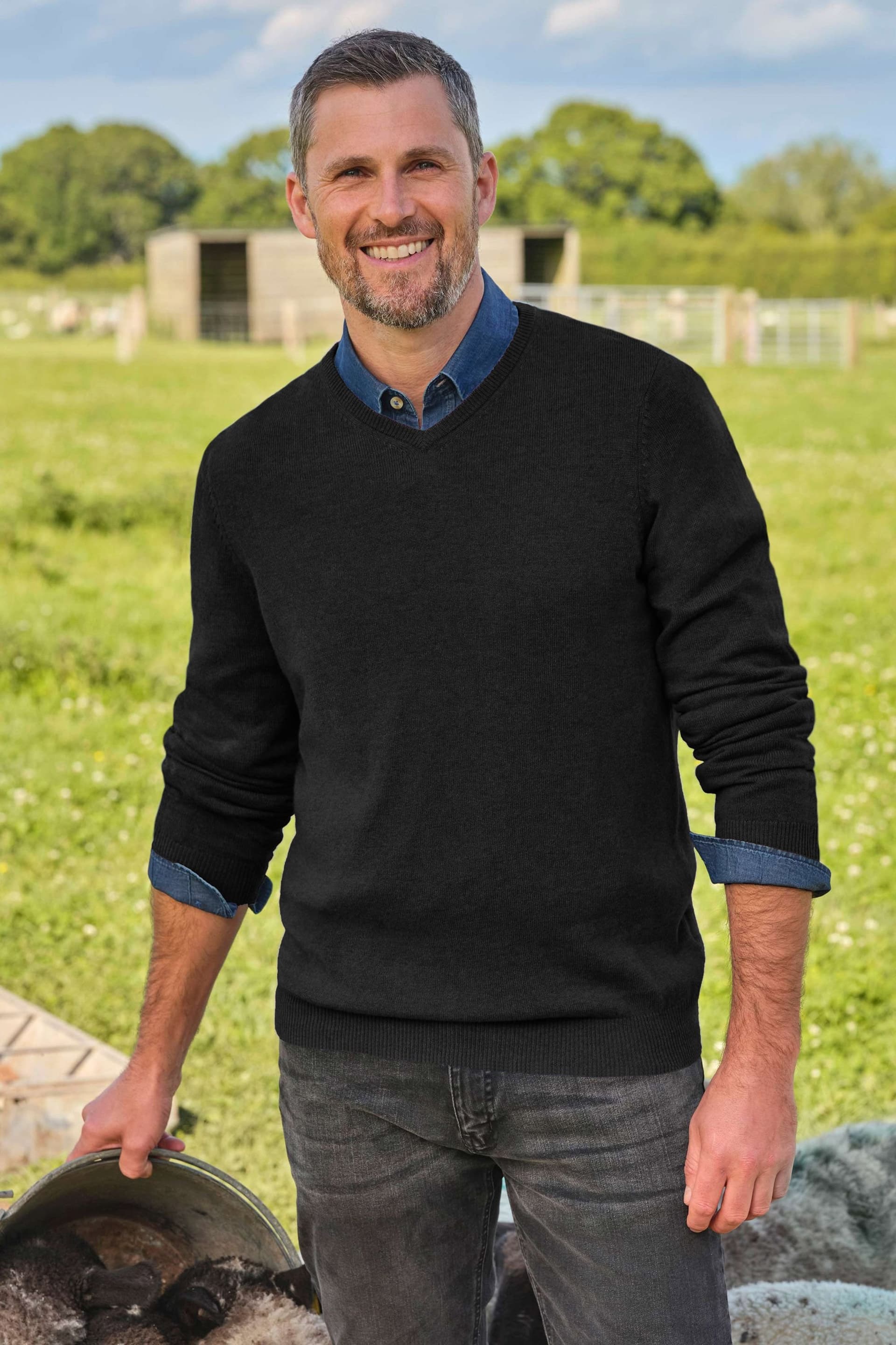 WoolOvers WoolOvers Men's Mens Cashmere & Merino Classic V Neck Knitted Jumper in Black