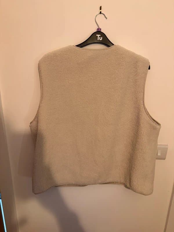PrettyLittleThing PrettyLittleThing Cream Teddy Gilet – Size 16